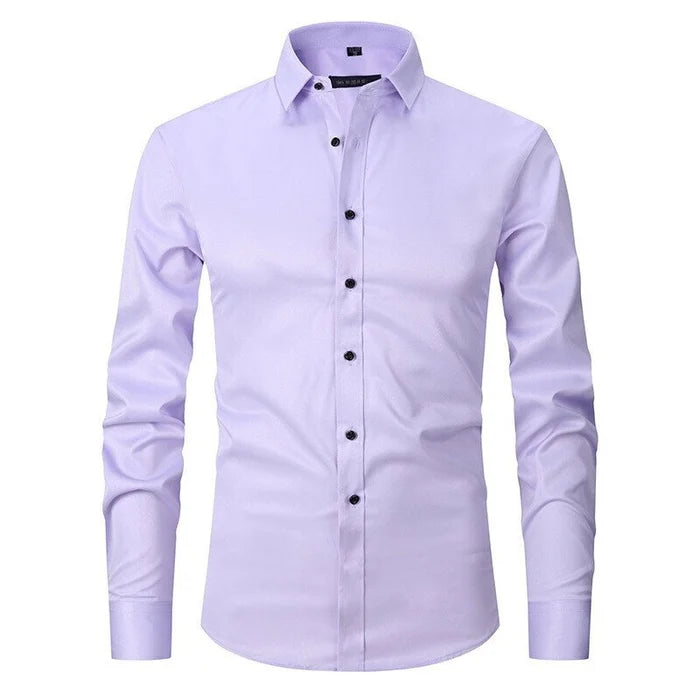 Camicia uomo elegante in cotone, colore lilla, maniche lunghe, bottoni neri, colletto classico. Ideale per ufficio e occasioni formali.