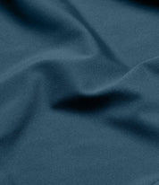 Tessuto blu scuro in microfibra, texture morbida e liscia, ideale per abbigliamento e arredamento. Materiale di alta qualità, resistente e versatile.