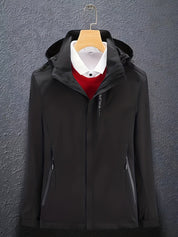 Giacca nera elegante con cappuccio, appesa su gruccia, sopra camicia bianca e maglione rosso. Moda uomo, abbigliamento invernale, stile casual.