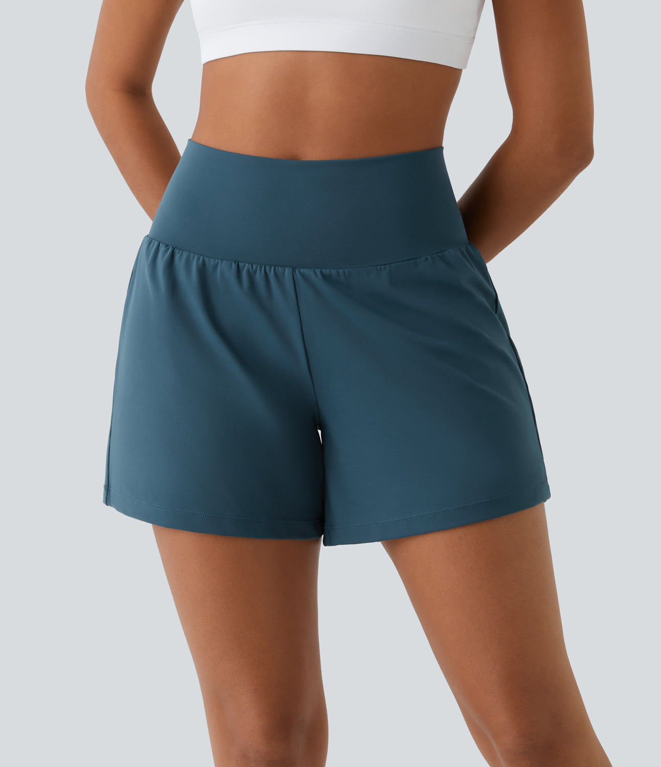 Shorts sportivi da donna blu, vita alta, tessuto elasticizzato, ideali per yoga e fitness. Design moderno e confortevole.