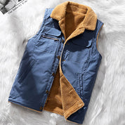 Gilet invernale blu con fodera in pelliccia sintetica marrone, chiusura a bottoni, tasche multiple, su sfondo bianco. Abbigliamento caldo e alla moda.