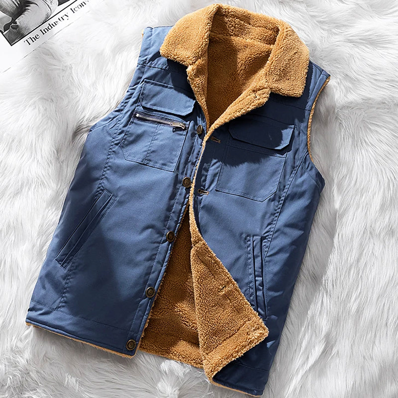 Gilet invernale blu con fodera in pelliccia sintetica marrone, chiusura a bottoni, tasche multiple, su sfondo bianco. Abbigliamento caldo e alla moda.