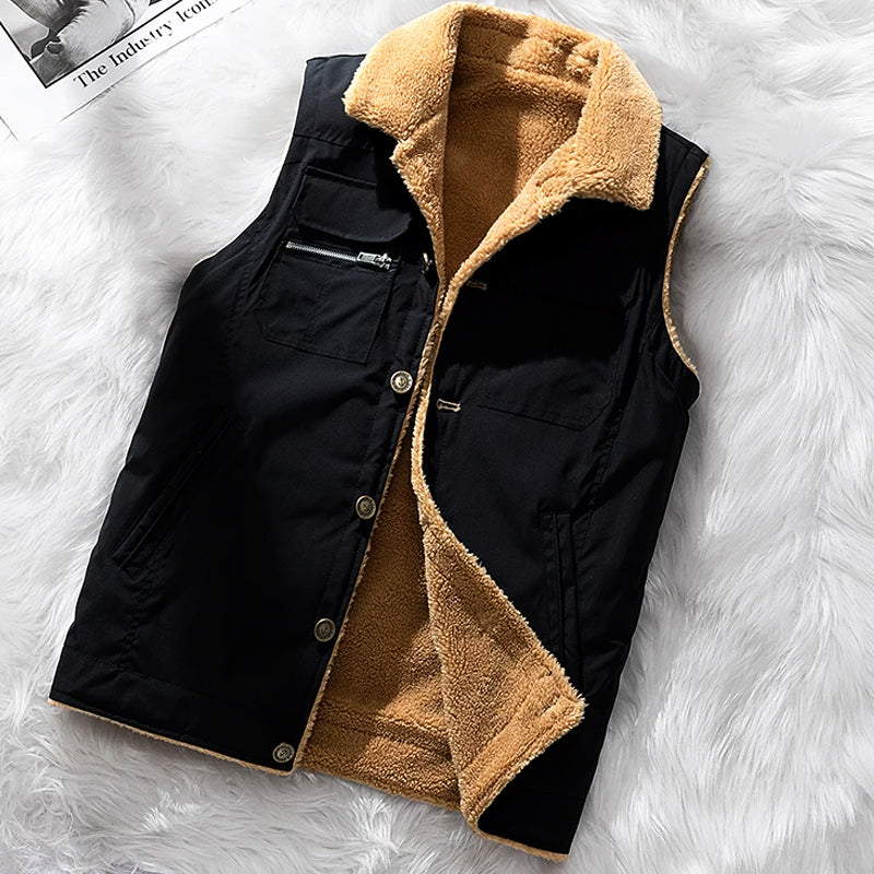 Gilet invernale nero con interno in pelliccia sintetica beige, chiusura a bottoni, tasche frontali, su sfondo bianco peloso. Moda uomo, abbigliamento caldo.