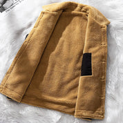 Giacca in pile marrone chiaro aperta su sfondo bianco, design casual, tessuto morbido e caldo, ideale per l'inverno.