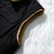 Gilet invernale nero con fodera in pelliccia sintetica marrone, tasca frontale, su sfondo bianco. Abbigliamento caldo e alla moda per l'inverno.
