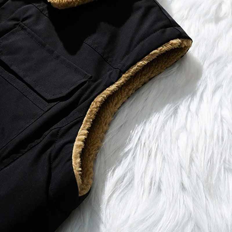 Gilet invernale nero con fodera in pelliccia sintetica marrone, tasca frontale, su sfondo bianco. Abbigliamento caldo e alla moda per l'inverno.