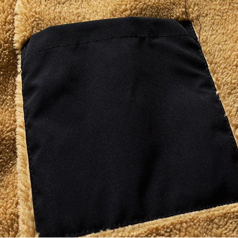 Giacca in pile marrone con tasca nera, tessuto morbido e caldo, ideale per l'inverno. Design moderno e funzionale, perfetto per look casual.