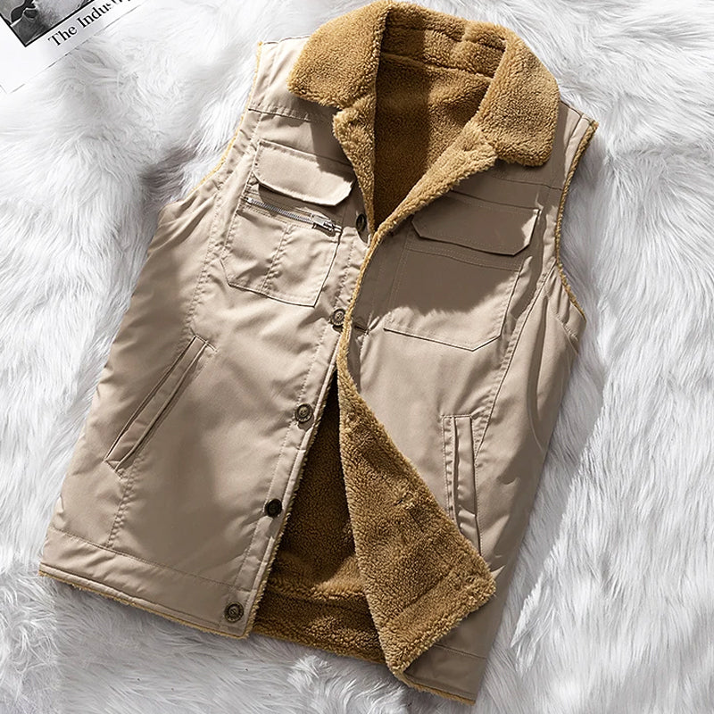 Gilet invernale beige con fodera in pelliccia sintetica, tasche frontali e chiusura a bottoni, ideale per moda uomo e abbigliamento caldo.