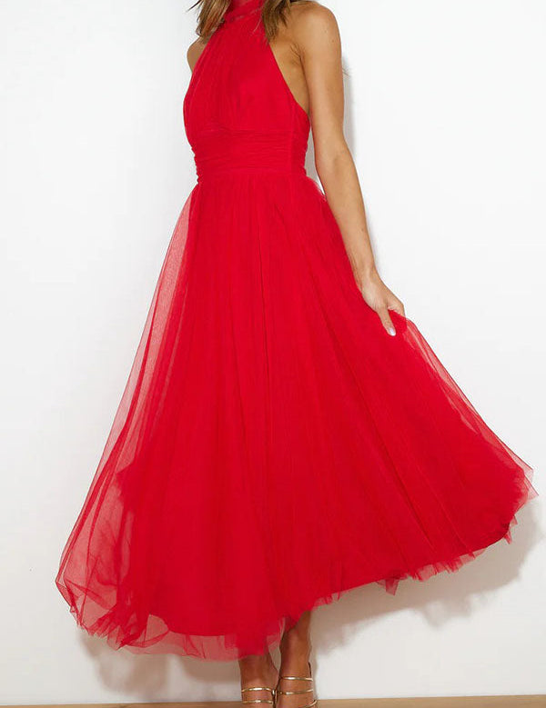 Abito da sera rosso elegante in tulle, lunghezza media, senza maniche, con scollo alto. Perfetto per eventi formali e cerimonie.