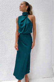 Abito lungo elegante in raso verde smeraldo, senza maniche, con collo alto drappeggiato. Perfetto per eventi formali e serate speciali.