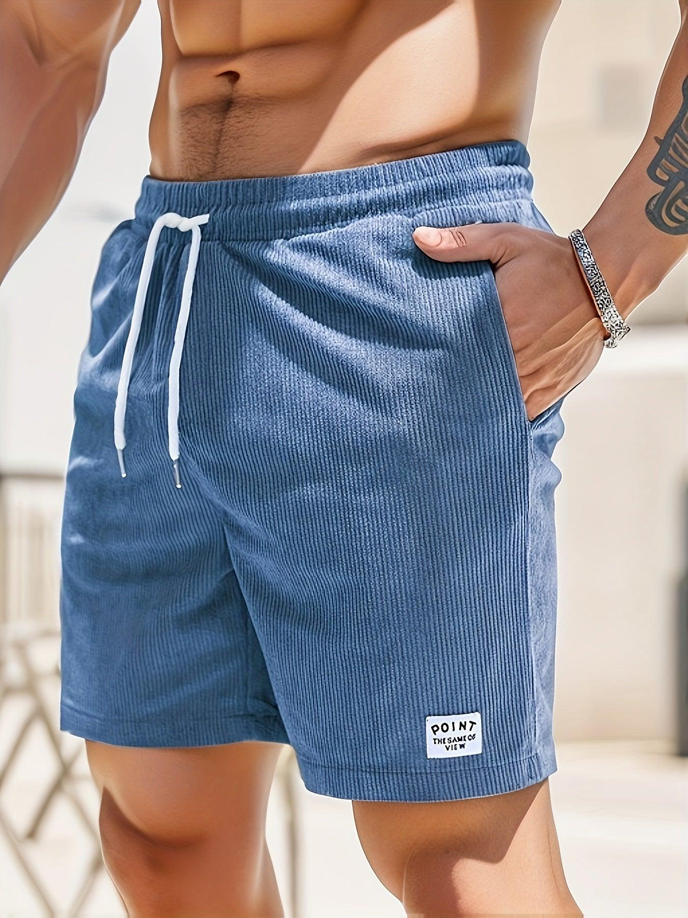 Shorts da uomo blu in tessuto a coste, con laccio bianco in vita e tasche laterali. Ideali per l'estate e il tempo libero.