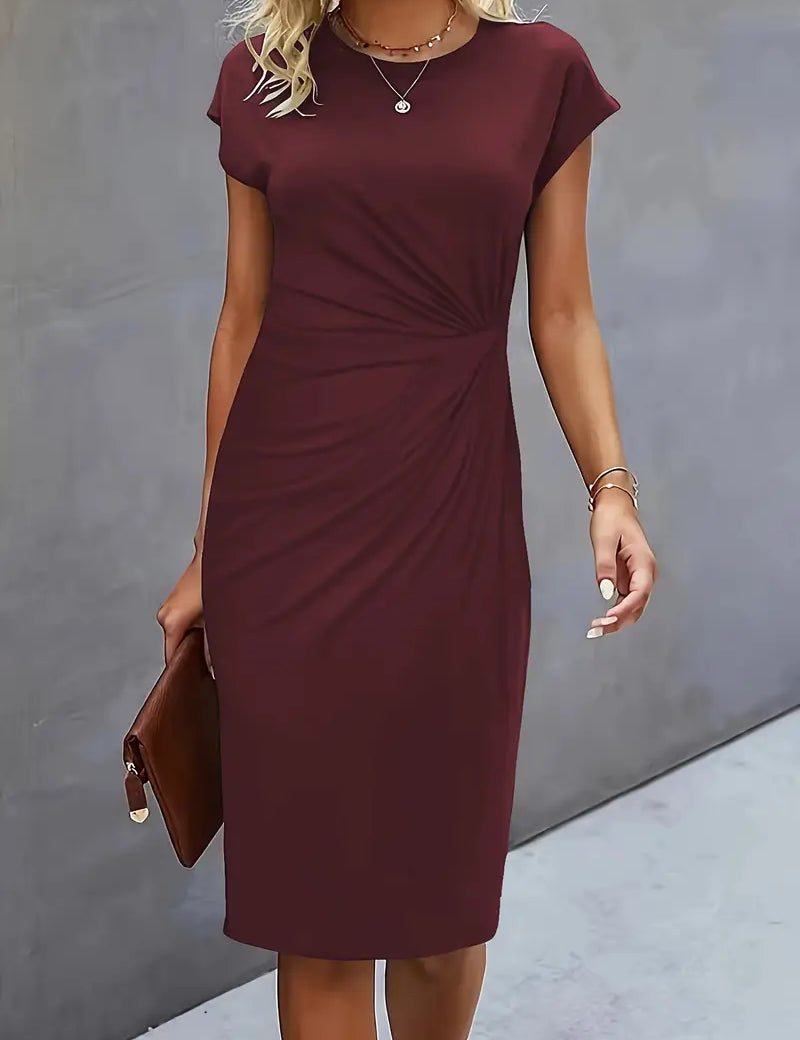 Abito midi elegante bordeaux da donna, con maniche corte e drappeggio laterale, perfetto per occasioni formali. Accessoriato con pochette marrone.