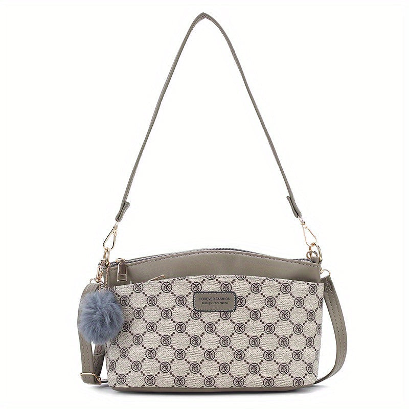 Borsa a tracolla beige con motivo geometrico, dettagli in pelle grigia, ciondolo pompon blu, chiusura zip, ideale per moda donna.