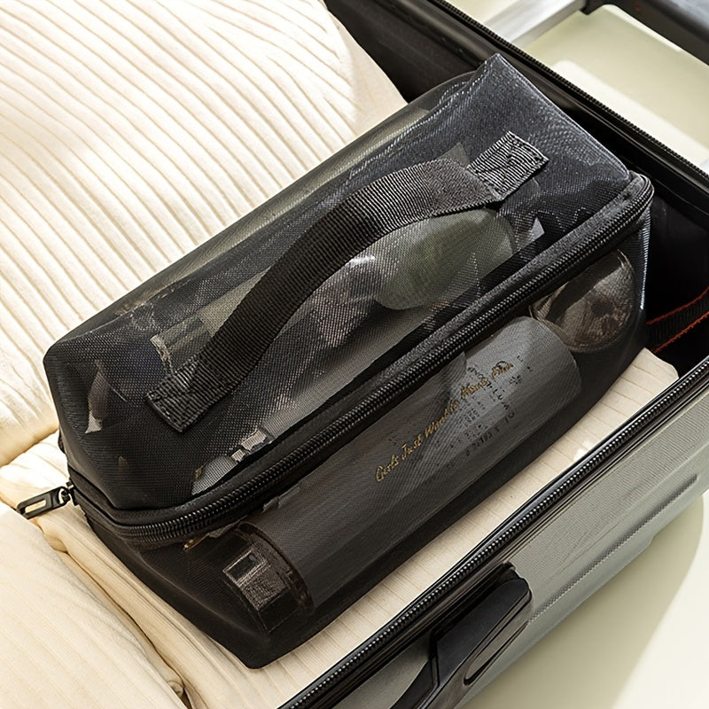 Borsa da viaggio trasparente nera con cerniera, contenente articoli da toeletta, posizionata su una valigia aperta. Accessori viaggio, organizzazione bagagli.