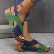 Sandali donna estivi in pelle blu e verde, con zeppa bassa e cinturino regolabile, su sfondo grigio. Scarpe comode e alla moda per l'estate.