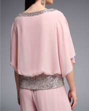 Abito elegante donna rosa con paillettes argento, maniche ampie, scollo rotondo. Moda femminile, abbigliamento da sera, stile sofisticato.