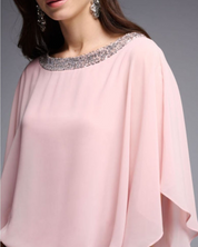 Blusa elegante rosa chiaro con scollo decorato, maniche ampie, tessuto leggero. Ideale per occasioni formali. Moda donna, abbigliamento chic.