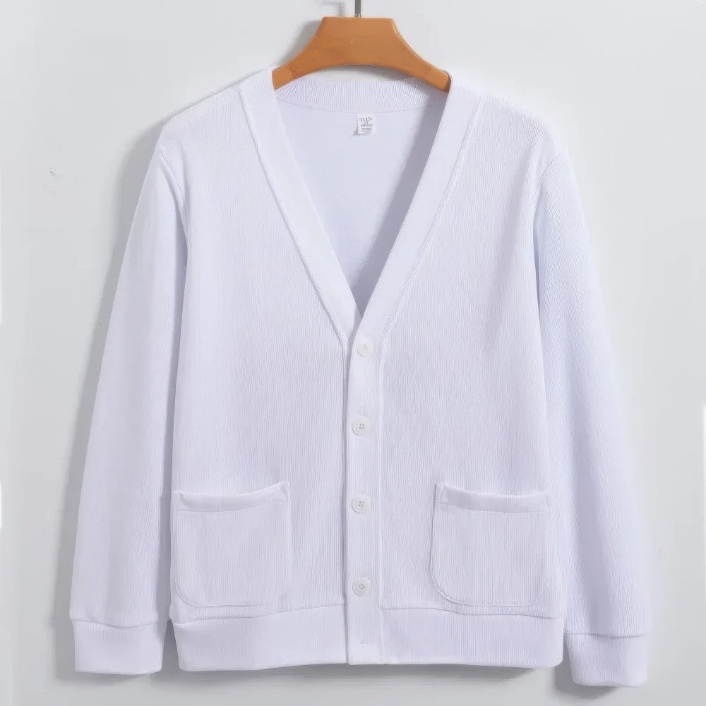 Cardigan bianco in cotone, design classico con scollo a V, bottoni frontali e tasche applicate, appeso su gruccia di legno.