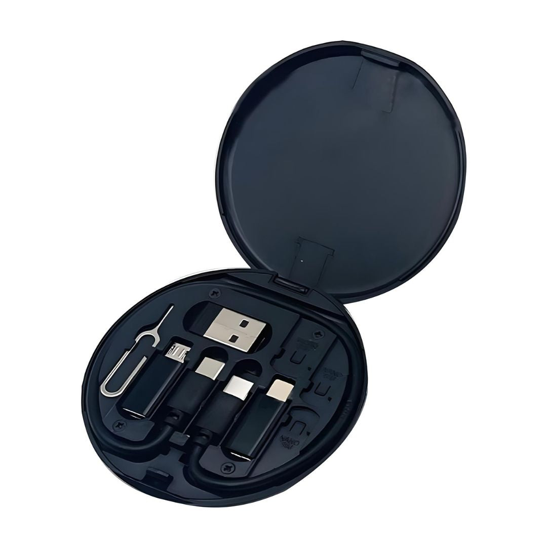 Custodia compatta nera con adattatori USB, micro USB, USB-C e strumento di espulsione SIM. Kit connettività portatile per smartphone e dispositivi elettronici.