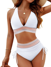 Costume da bagno donna bianco a due pezzi, top a triangolo, vita alta, dettagli a righe colorate, perfetto per l'estate e la spiaggia.