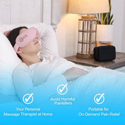 Donna che utilizza un massaggiatore oculare rosa a letto, con icone che evidenziano i benefici del dispositivo per il sollievo dal dolore.