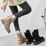 Stivali invernali da donna in pelle scamosciata beige e nera, con suola antiscivolo e fodera in pelliccia sintetica, ideali per look casual e caldi.