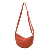 Borsa a tracolla arancione in tessuto, design moderno e minimalista, con cerniera e tracolla regolabile. Accessorio moda donna elegante e pratico.