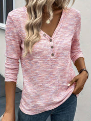 Maglia donna rosa a maniche lunghe con scollo a V e bottoni, tessuto lavorato a maglia, indossata con jeans. Look casual e alla moda.