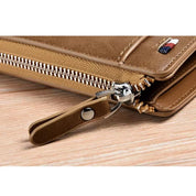 Portafoglio in pelle marrone con cerniera, design elegante, dettaglio bandiera, su superficie in legno. Accessorio moda uomo, alta qualità.