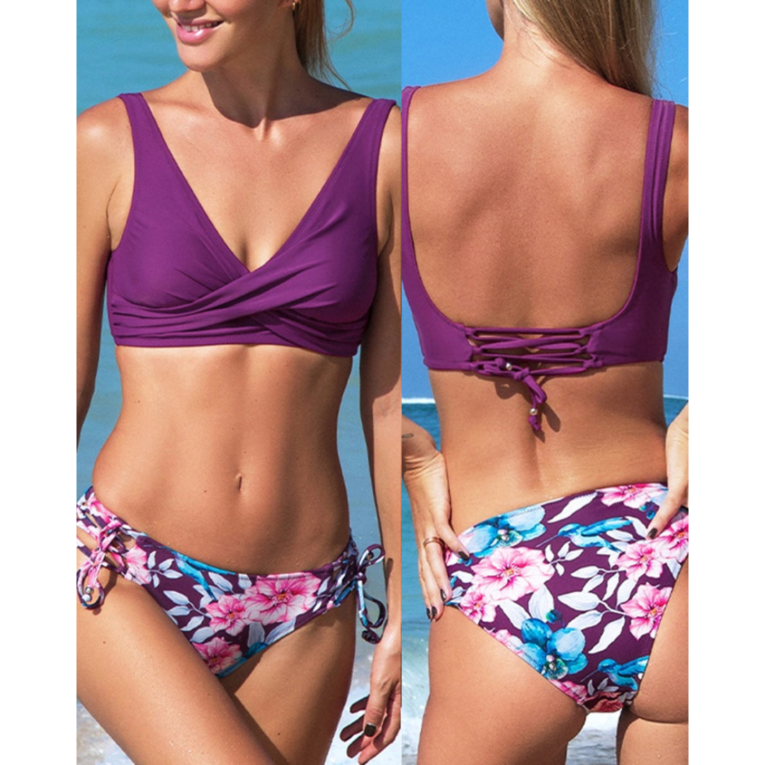 Costume da bagno donna due pezzi, top viola con incrocio e slip floreale multicolore. Perfetto per l'estate e la spiaggia.