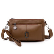 Borsa a tracolla in pelle marrone con tasche multiple e cerniere, design elegante e pratico, ideale per donna, accessorio moda versatile.
