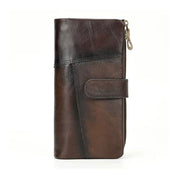 Portafoglio in pelle marrone scuro con chiusura a zip e bottone, design elegante e spazioso, ideale per uomo, accessorio moda di alta qualità.