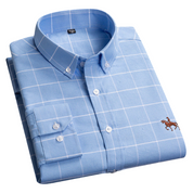 Camicia uomo azzurra a quadri, manica lunga, colletto classico, ricamo cavallo, 100% cotone, elegante e casual, perfetta per ufficio o eventi.