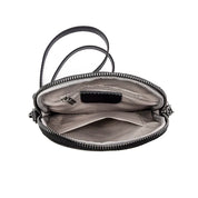 Borsa a tracolla nera in pelle con cerniera aperta, tasche interne visibili, design elegante e compatto, ideale per donna.