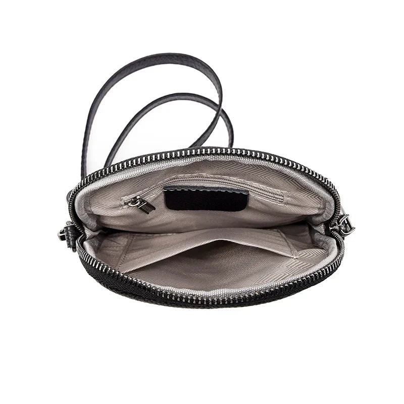 Borsa a tracolla nera in pelle con cerniera aperta, tasche interne visibili, design elegante e compatto, ideale per donna.