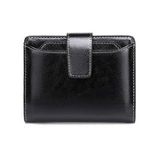 Portafoglio in pelle nera con chiusura a linguetta, design elegante e compatto, ideale per uomo, accessorio moda, alta qualità.
