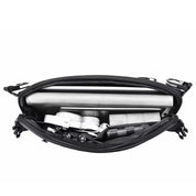 Borsa a tracolla nera aperta con laptop, cuffie, portafoglio e accessori. Design compatto, ideale per lavoro e viaggio. Tasche organizzate.