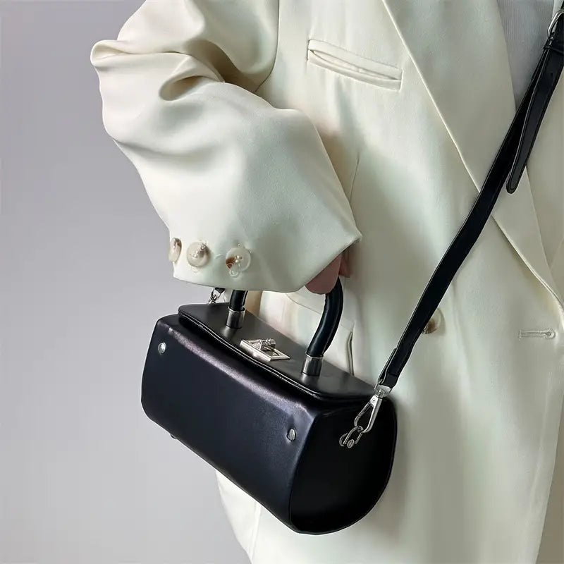 Giacca bianca elegante con borsa a tracolla nera in pelle, design moderno, chiusura metallica, moda uomo, accessorio di tendenza.