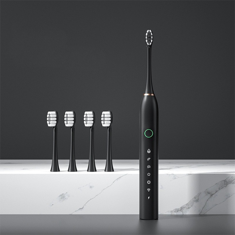 Spazzolino elettrico nero con cinque testine di ricambio su sfondo grigio. Design moderno, tecnologia avanzata per igiene orale ottimale.