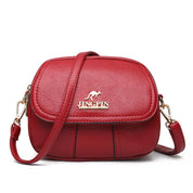 Borsa a tracolla rossa in pelle sintetica con logo dorato, design elegante e compatto, ideale per moda donna, accessori femminili di tendenza.