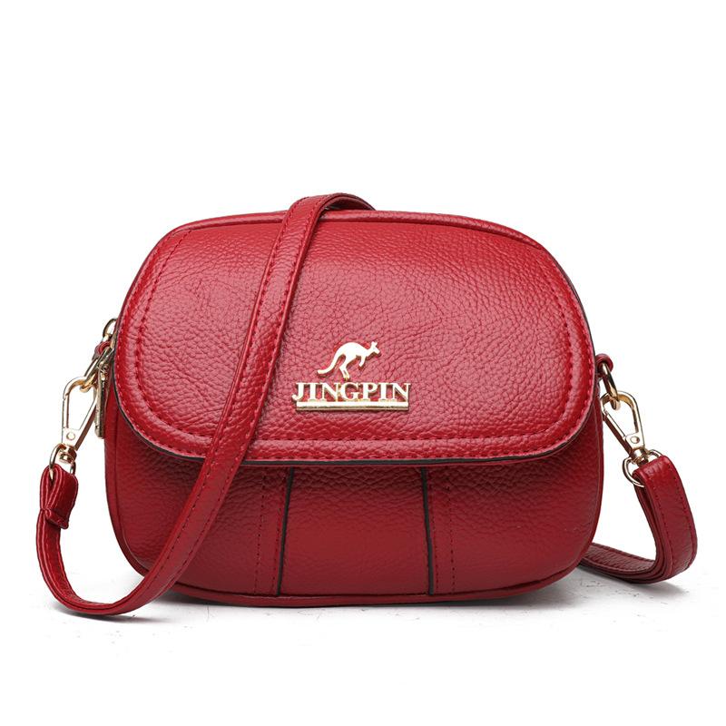 Borsa a tracolla rossa in pelle sintetica con logo dorato, design elegante e compatto, ideale per moda donna, accessori femminili di tendenza.