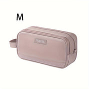 Astuccio da viaggio rosa, taglia M, con cerniera e manico laterale. Ideale per organizzare accessori e cosmetici. Design elegante e pratico.
