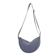 Borsa a tracolla grigia in tessuto, design minimalista, regolabile, ideale per uso quotidiano. Accessorio moda donna, stile casual ed elegante.