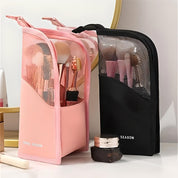 Due astucci per trucchi in rete, uno rosa e uno nero, con pennelli e cosmetici, su sfondo specchio. Accessori make-up eleganti e funzionali.