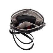 Borsa a tracolla in pelle nera con zip aperta, mostra interno con tasche, smartphone e rossetto. Accessorio moda donna elegante e pratico.