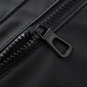 Cerniera nera su tessuto impermeabile, dettaglio chiusura lampo resistente, accessorio moda funzionale, alta qualità, design elegante.