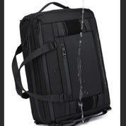 Zaino nero impermeabile con cerniere multiple, design robusto e manico superiore. Ideale per viaggi e uso quotidiano. Resistente all'acqua.