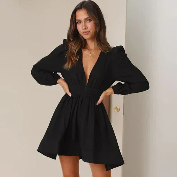 Abito nero elegante donna, maniche lunghe, scollo a V profondo, stile casual chic, perfetto per serate e occasioni speciali.