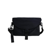 Borsa a tracolla nera unisex, design minimalista, chiusura a fibbia, ideale per uso quotidiano e viaggi. Accessorio moda versatile e pratico.