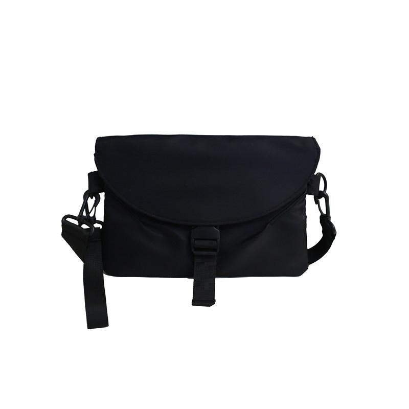 Borsa a tracolla nera unisex, design minimalista, chiusura a fibbia, ideale per uso quotidiano e viaggi. Accessorio moda versatile e pratico.